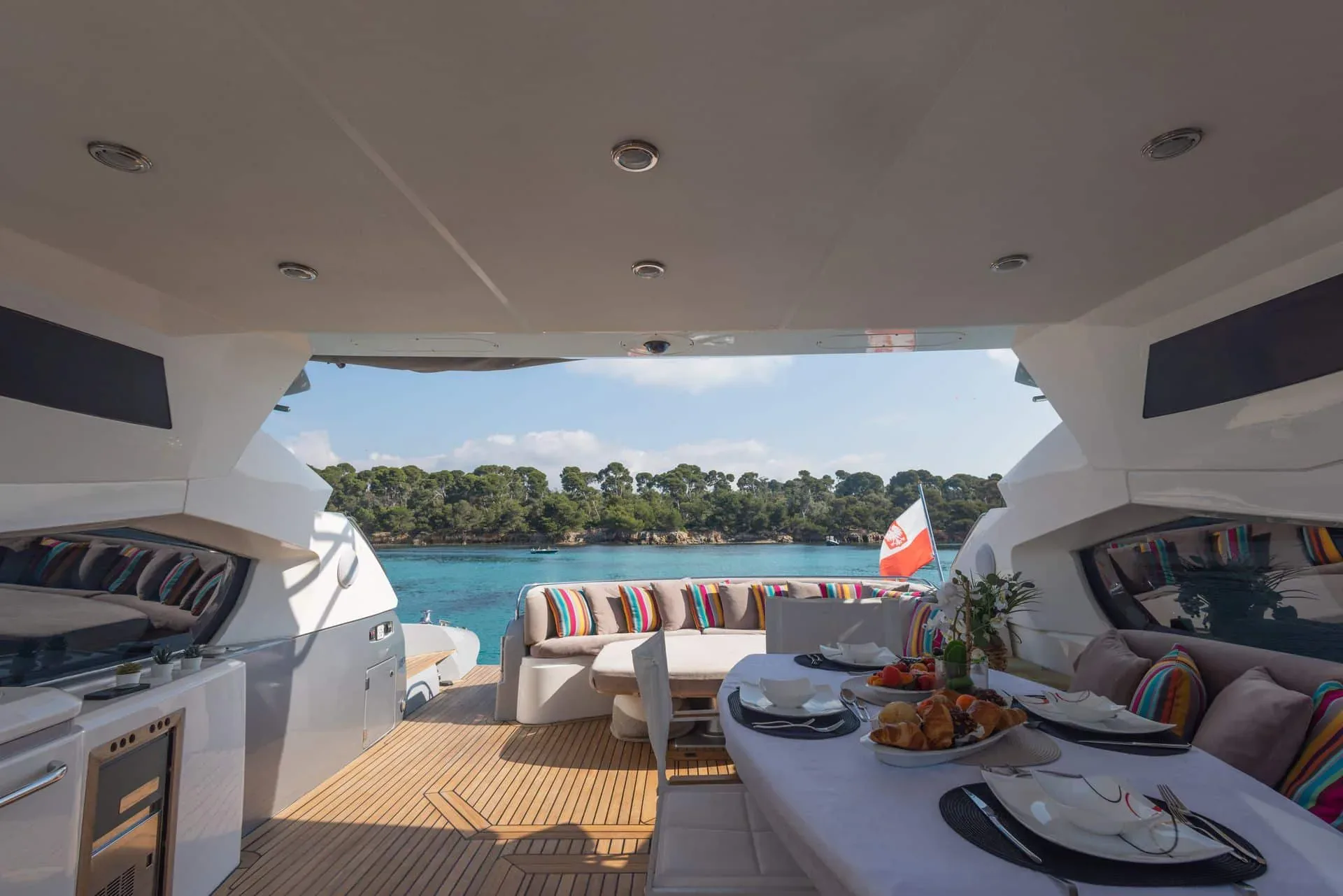 Plage arrière d'un yacht avec vue sur la mer