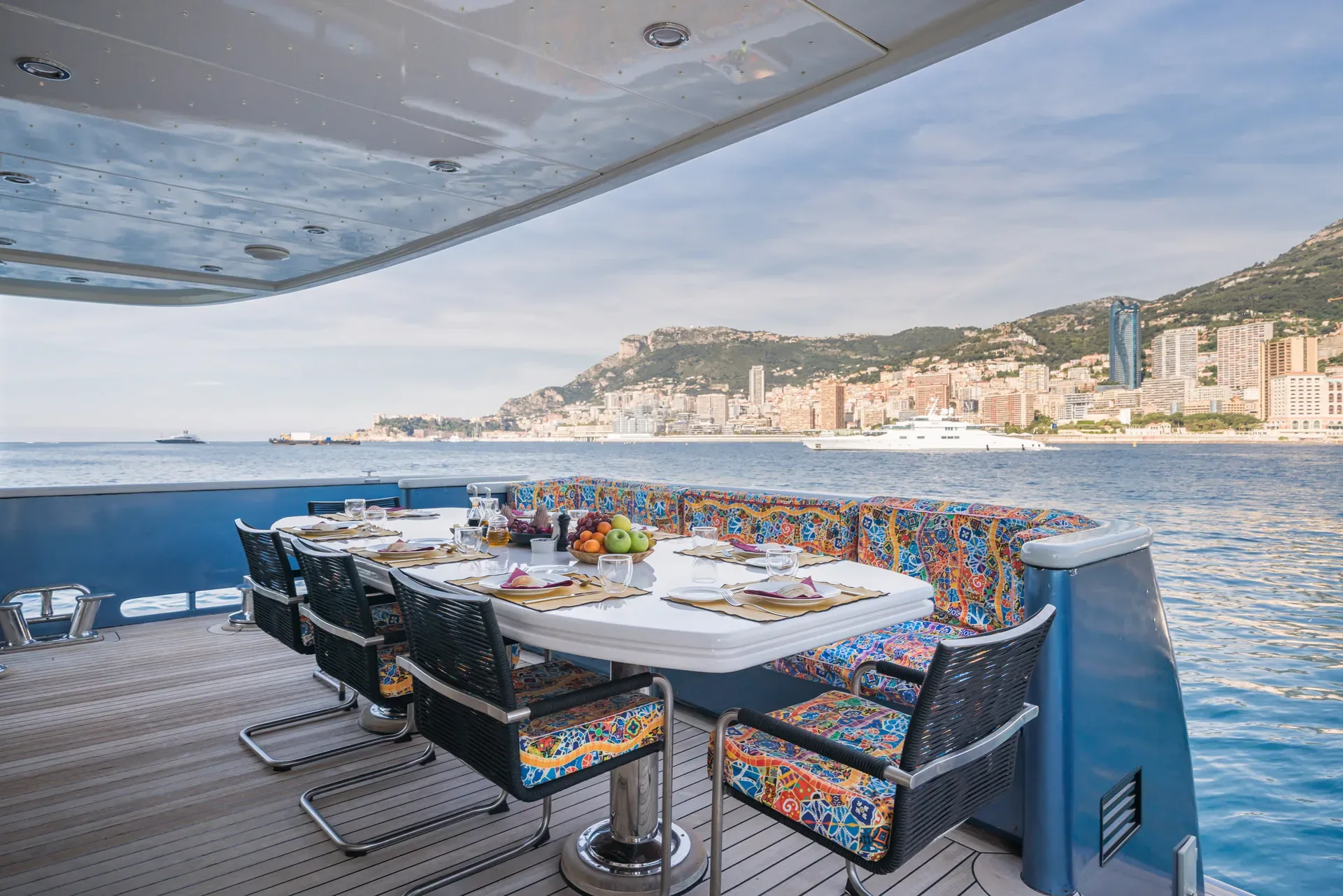 Pont d'un yacht avec vue sur la mer pendant le Cannes Yachting Festival