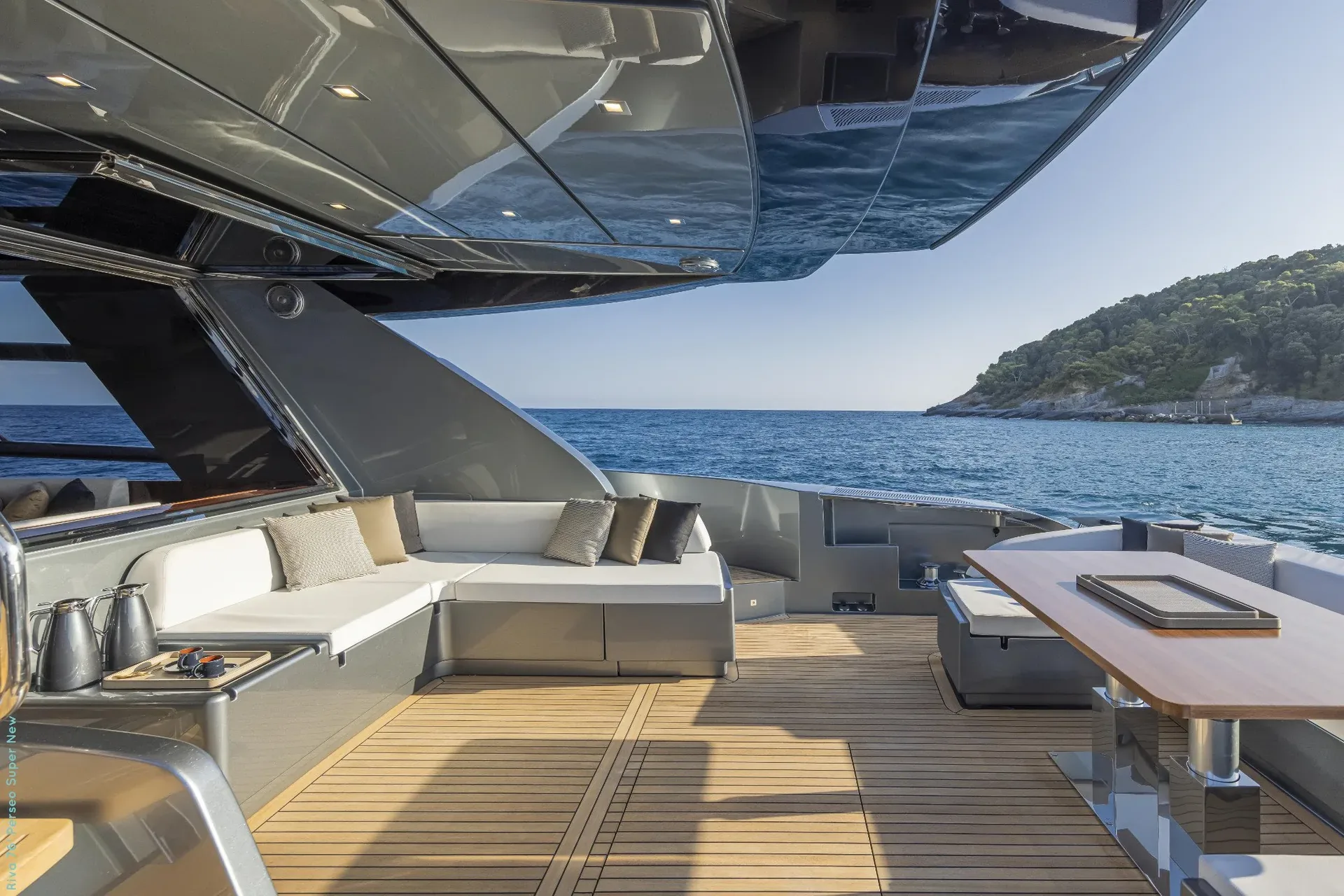 Terrasse de yacht face à la mer à Cannes