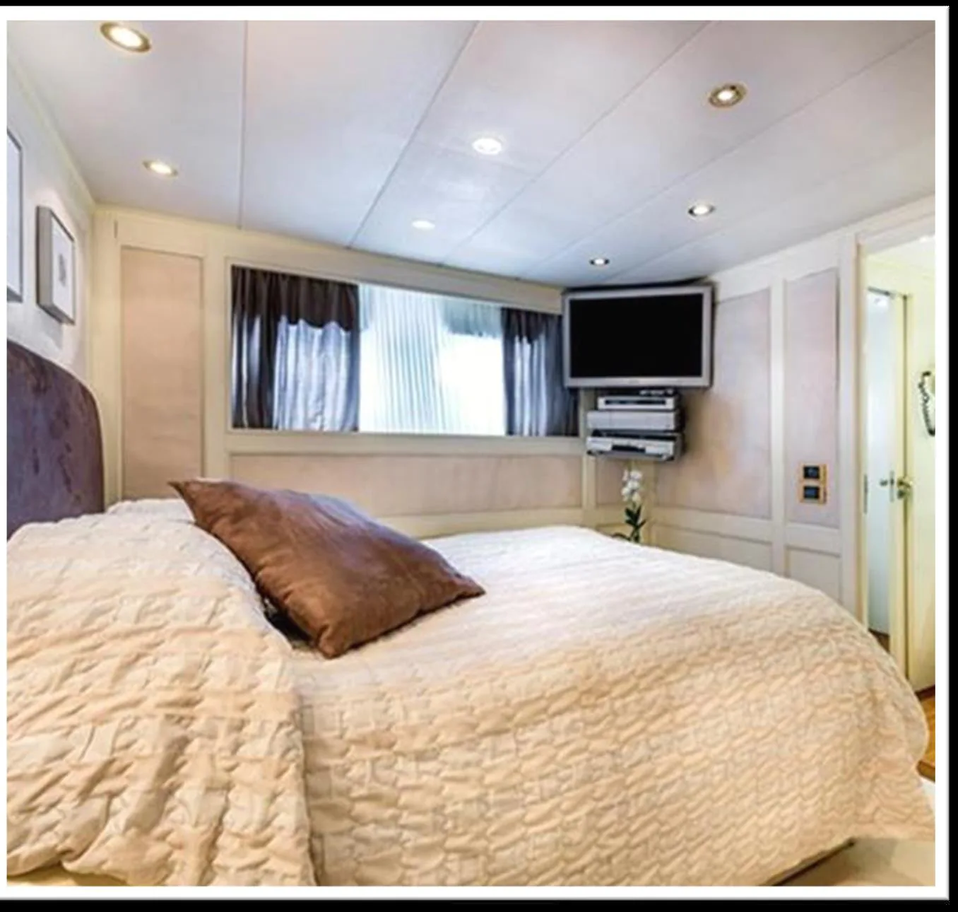 Photo 9 of yacht Jojo - Feadship-style classic 40m