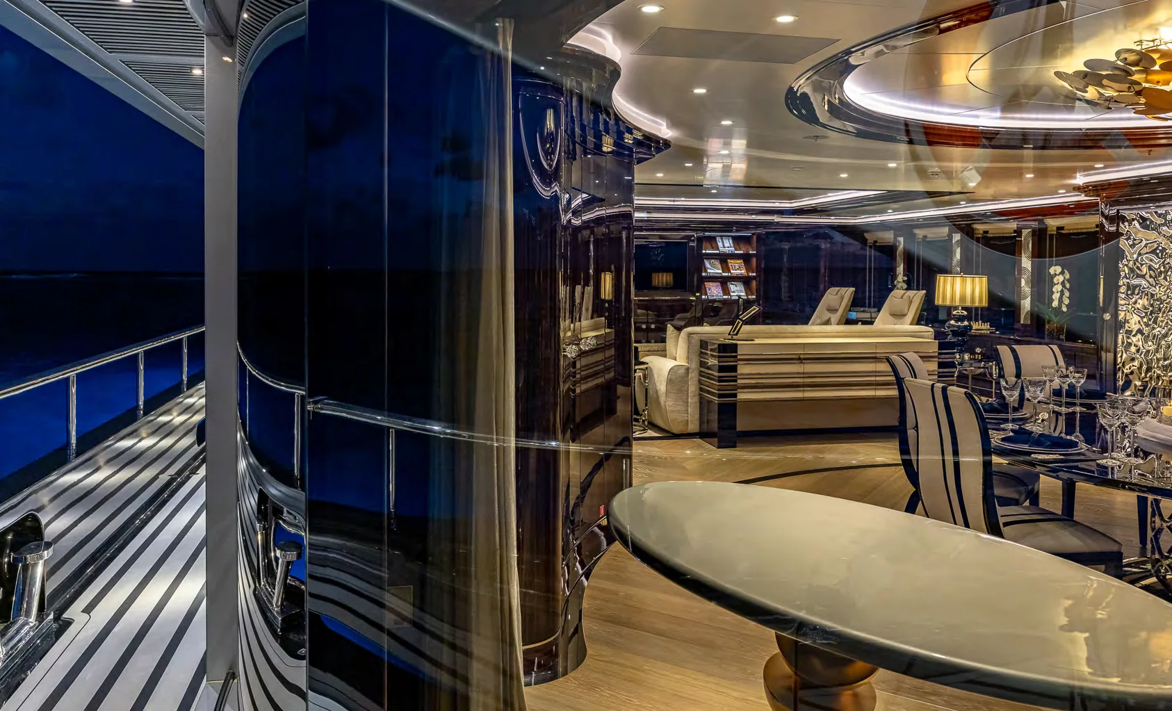 Profil du superyacht OKTO en navigation au large de Cannes