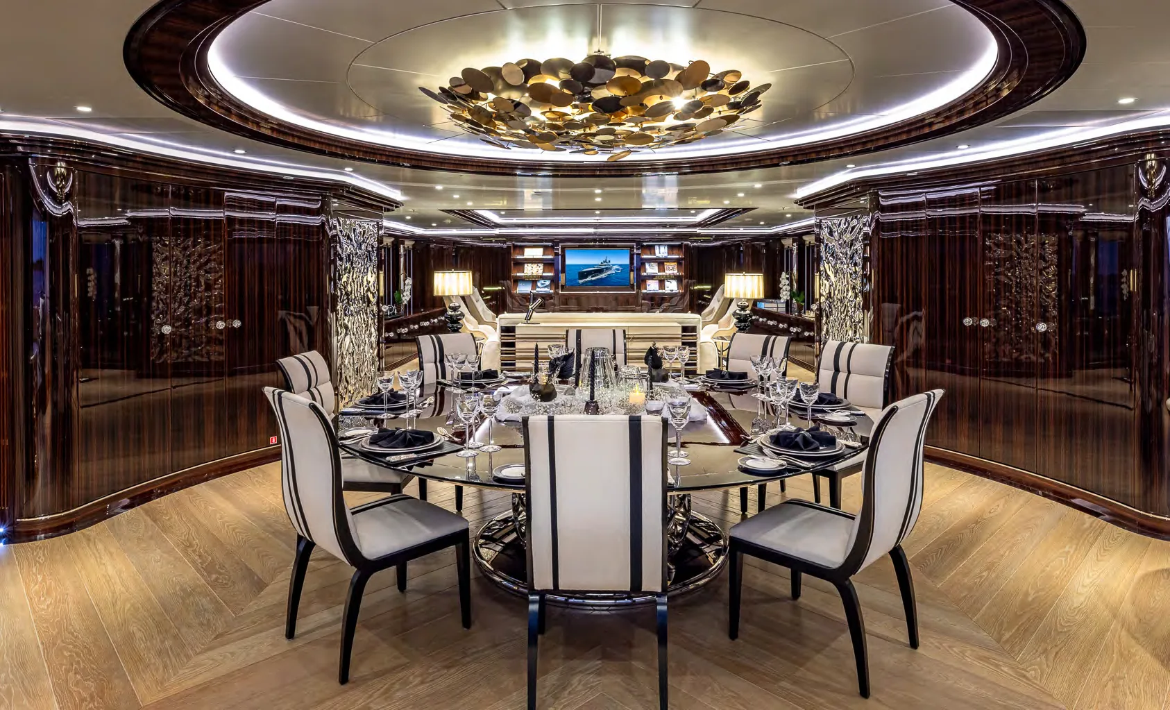 Salon principal du yacht OKTO contemporain en cuir clair et bois