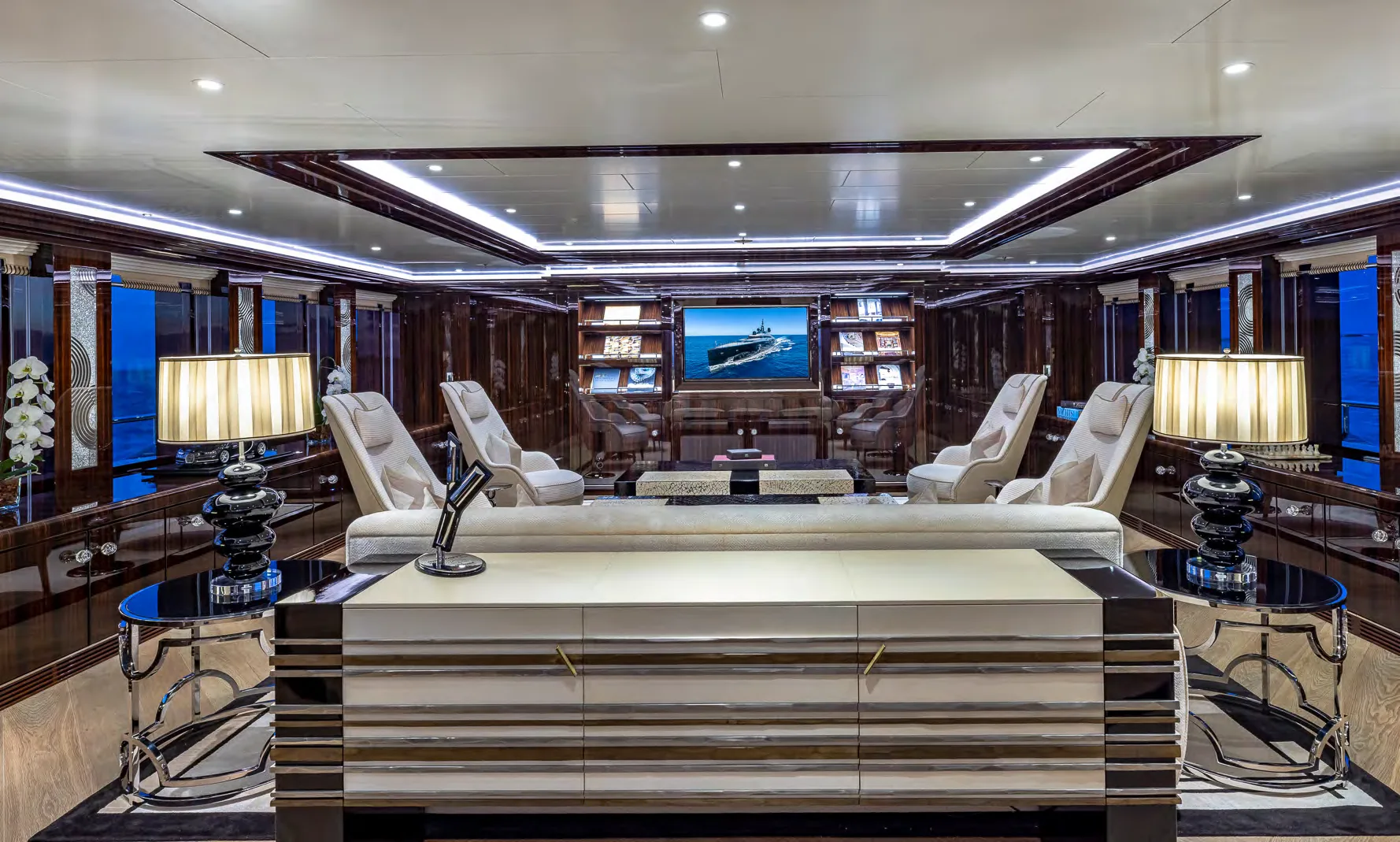 Salle a manger du superyacht OKTO pour 12 convives