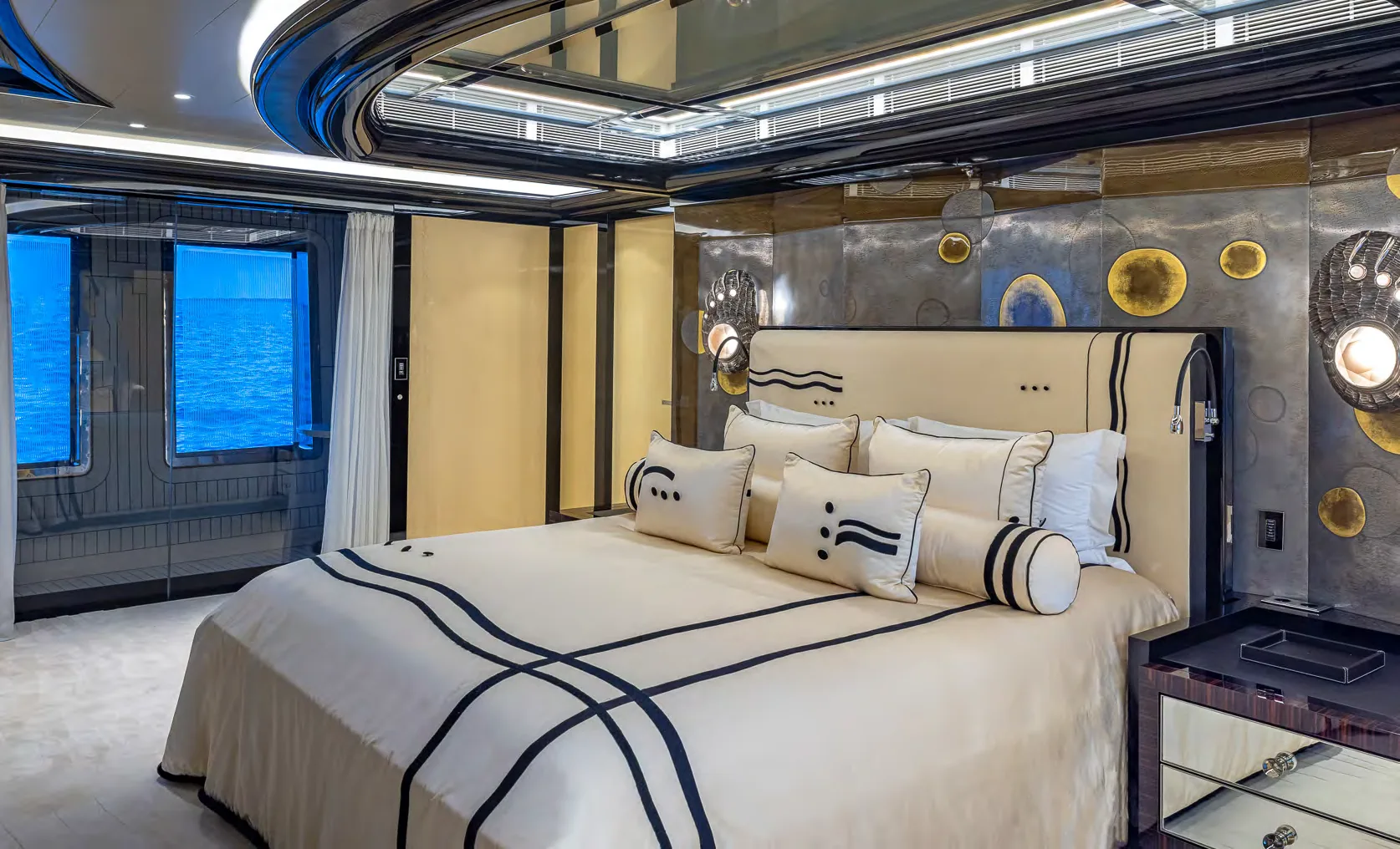 Sun deck du yacht OKTO avec jacuzzi extérieur face à la mer