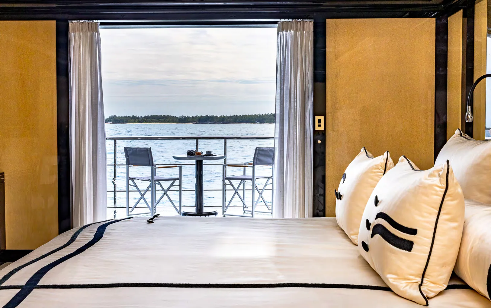 Salle de sport sur le sun deck du superyacht OKTO