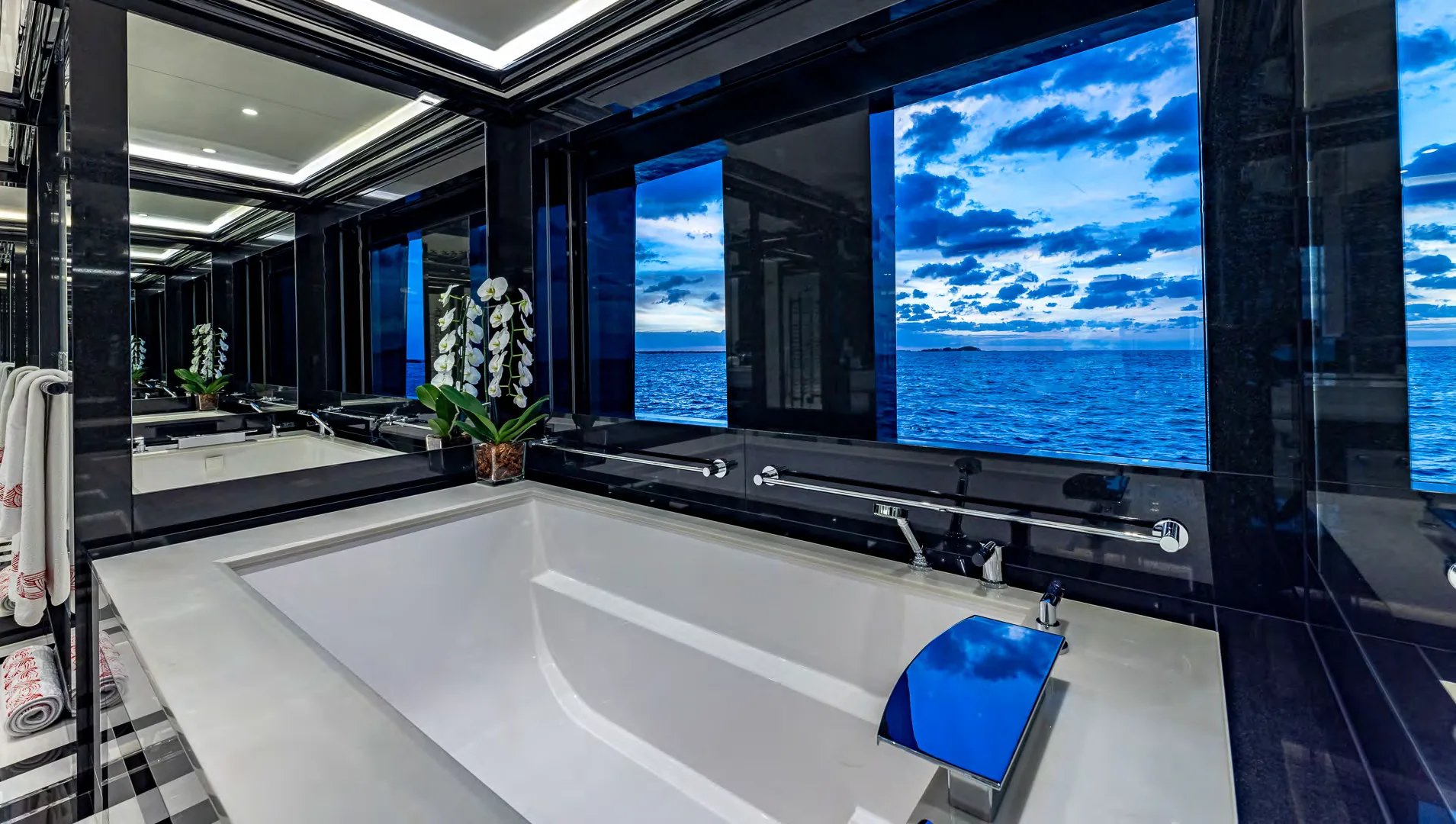 Salle de bain master en marbre du yacht OKTO