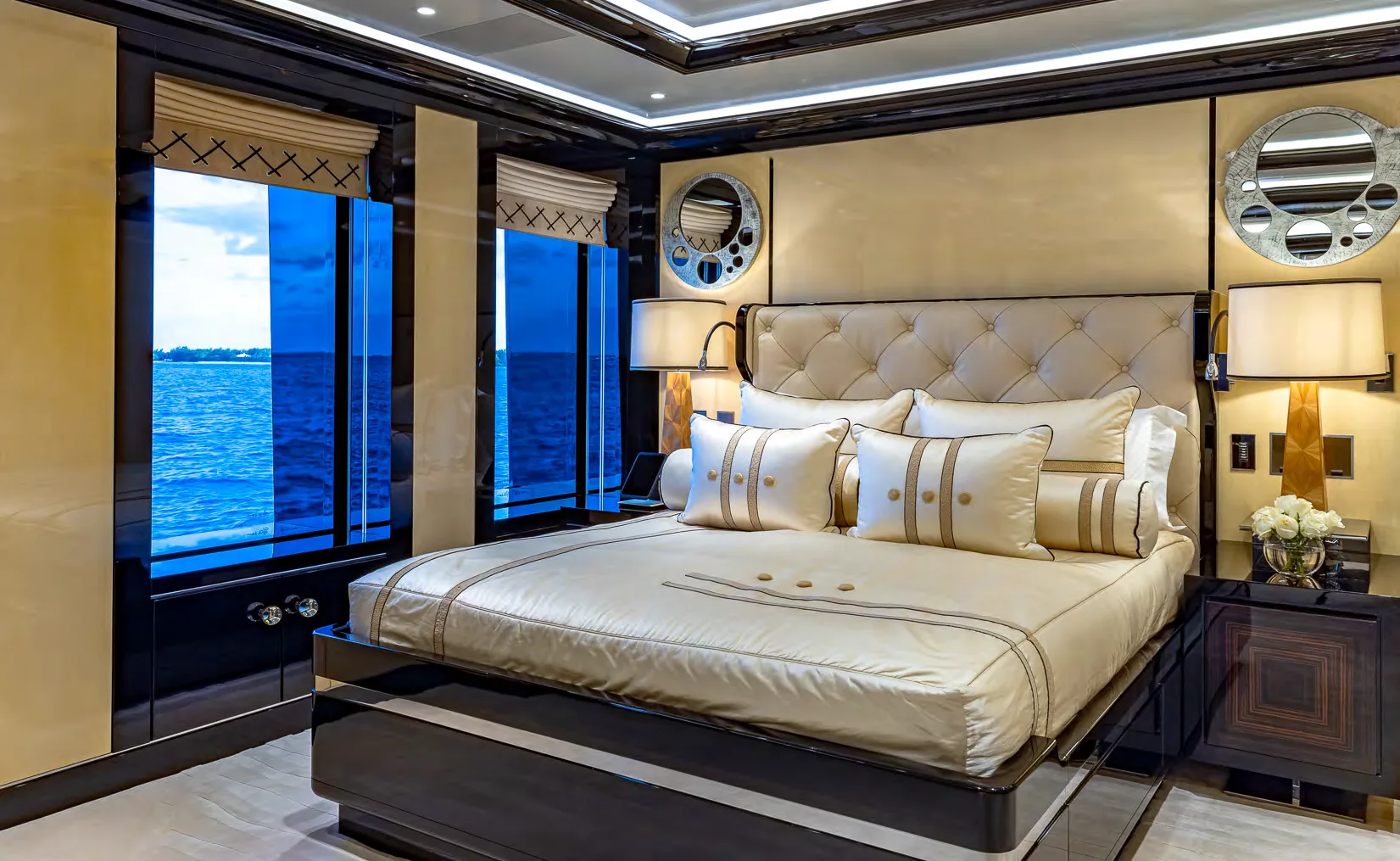 Bar du pont superieur du yacht OKTO pour cocktails au coucher du soleil