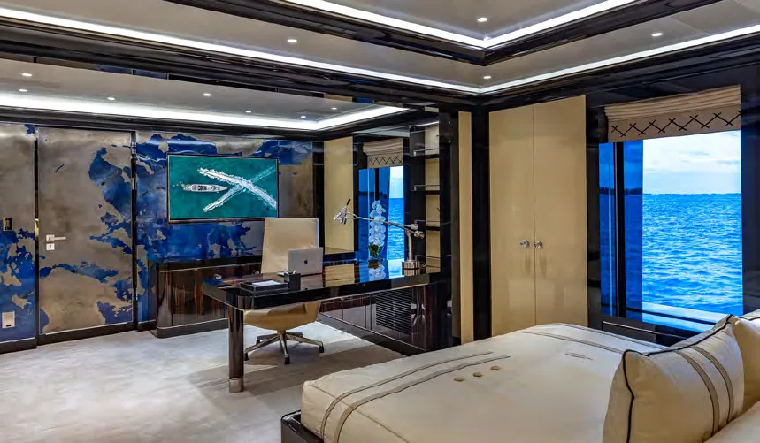 Pont arriere du superyacht OKTO avec accès direct à la mer