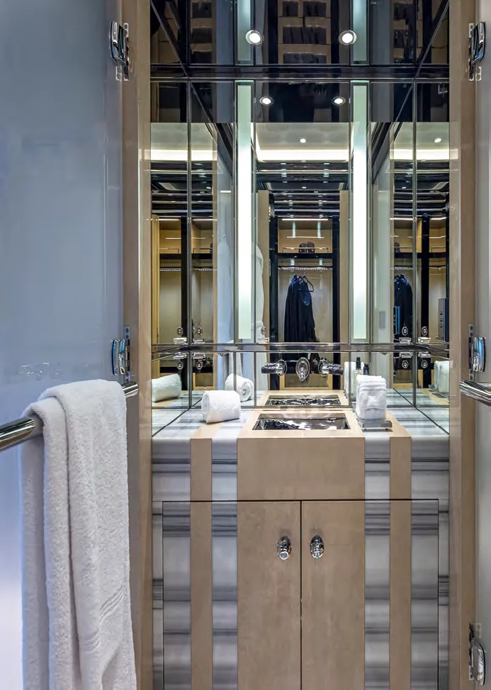 Plateforme de bain du yacht OKTO et tenders Dariel jet drive