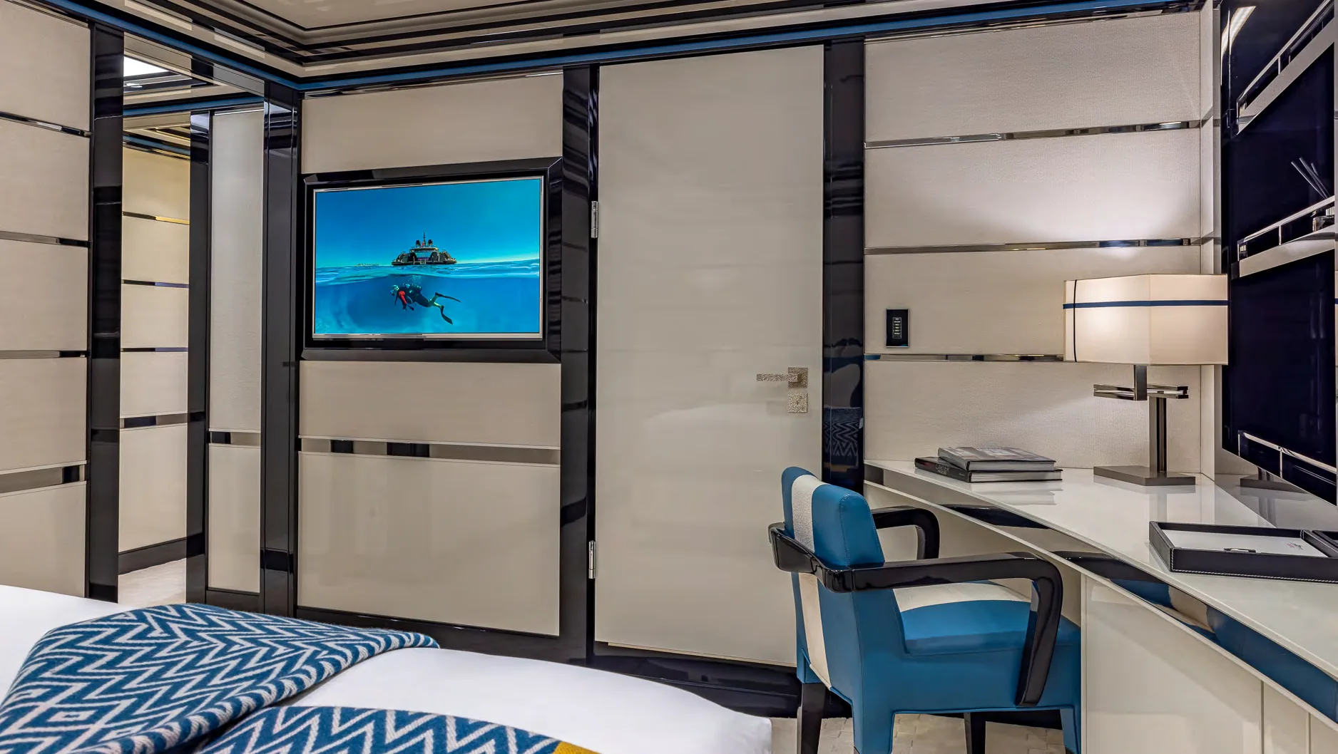 Cabine VIP du yacht OKTO avec lit Queen et hublots vue mer