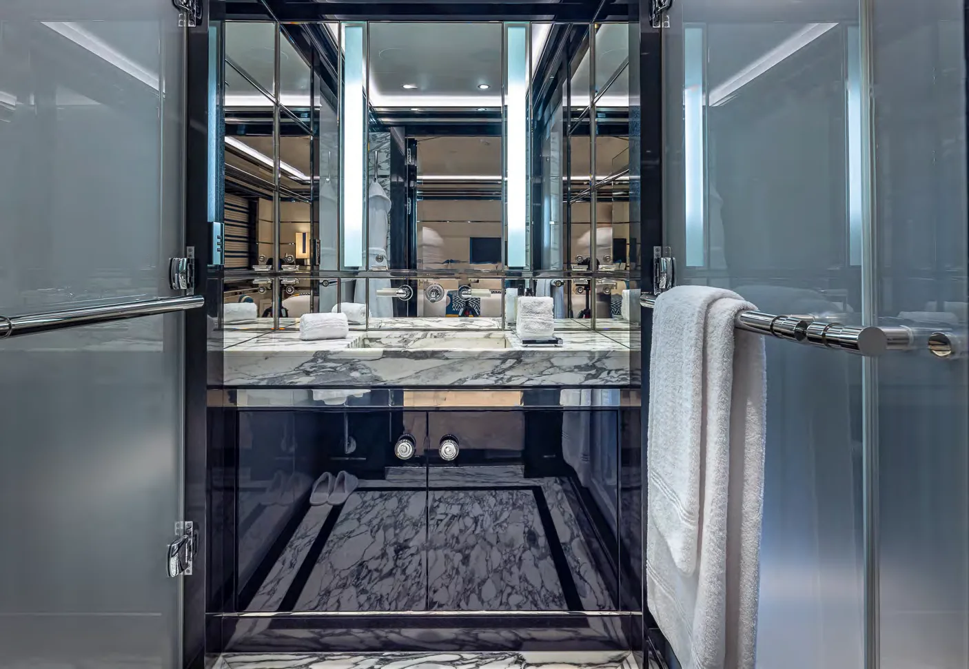 Bureau privé de la master suite OKTO superyacht