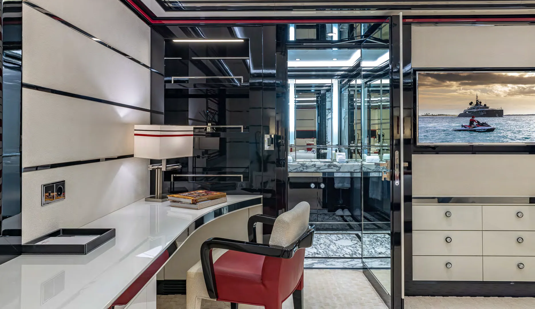 Ascenseur privé du superyacht OKTO desservant 3 ponts