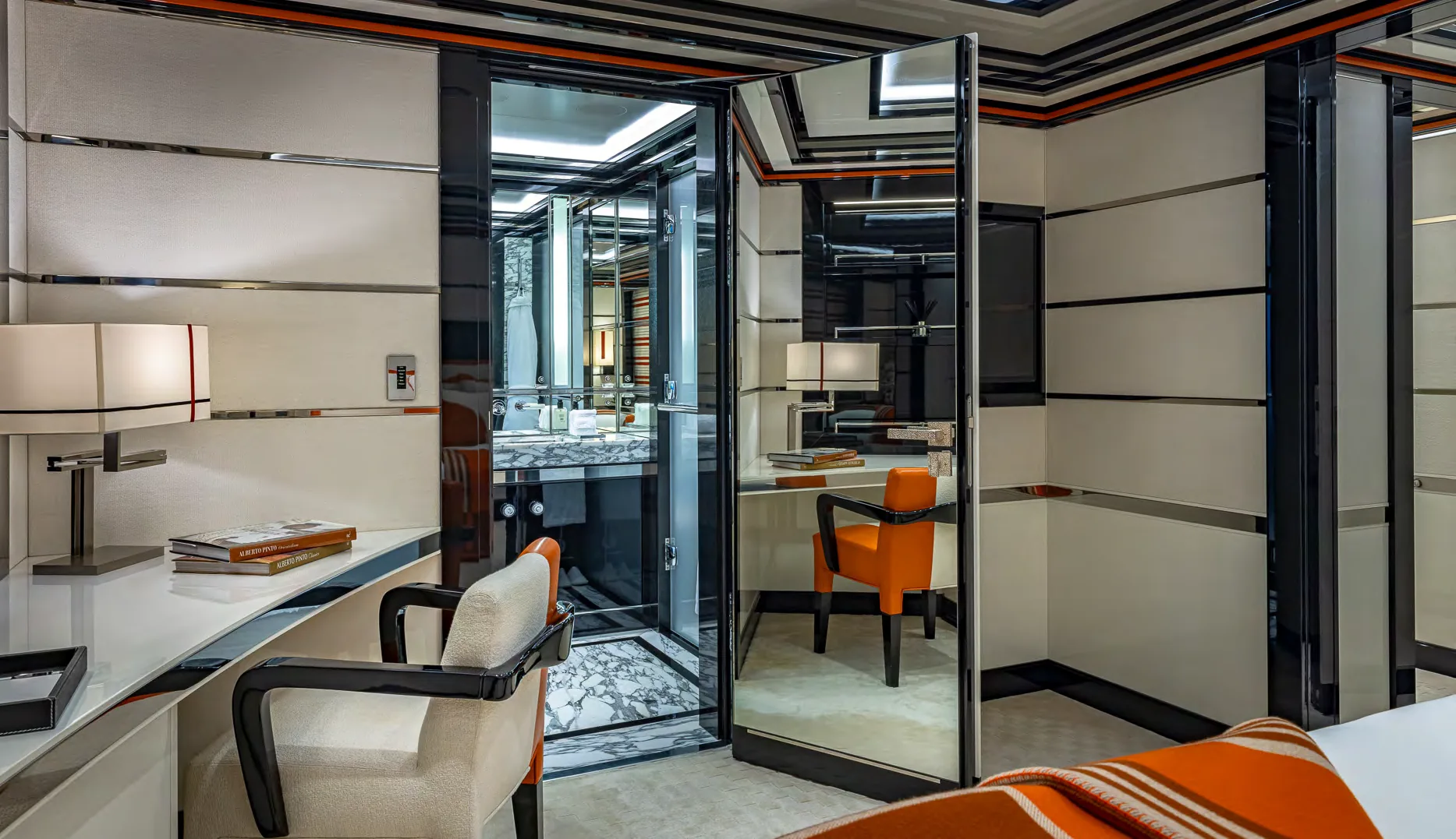 Espace dining extérieur sun deck du superyacht OKTO