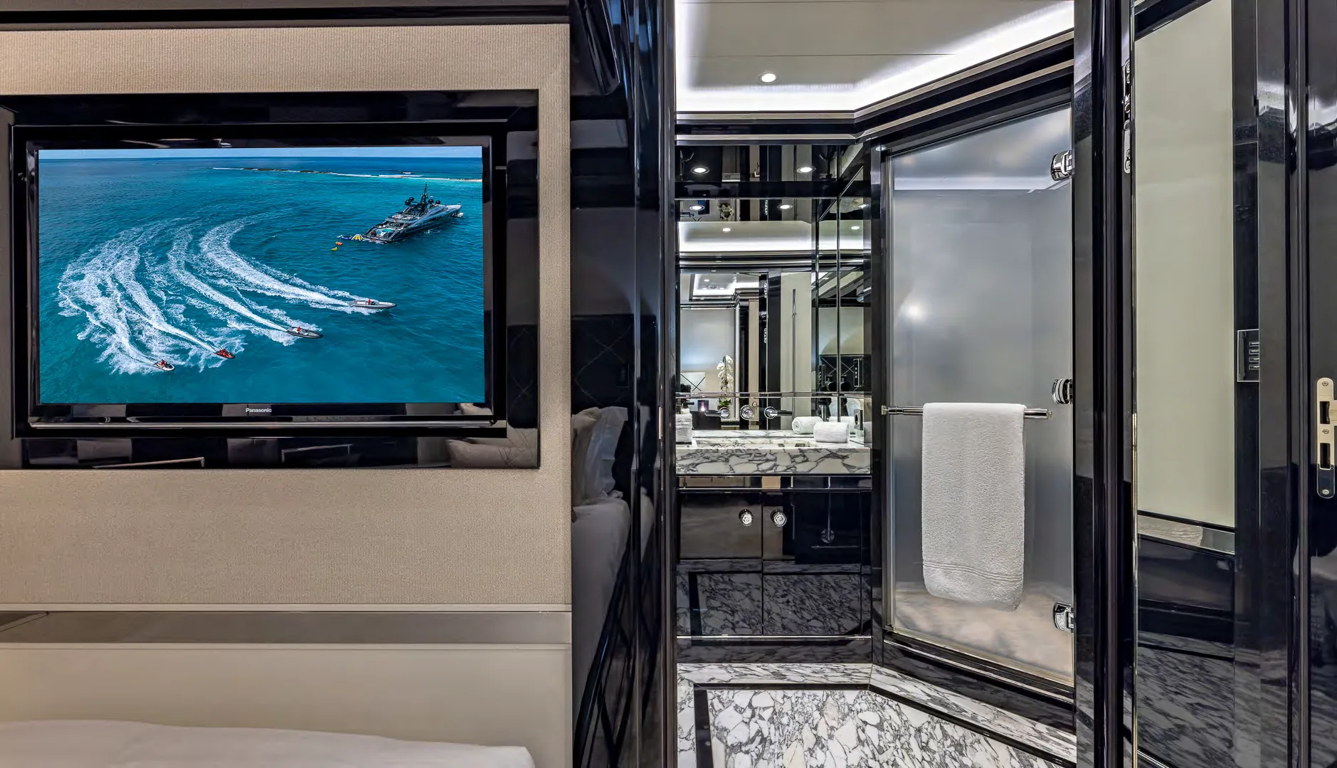 Pont principal du superyacht OKTO ouvert sur la mer Méditerranée