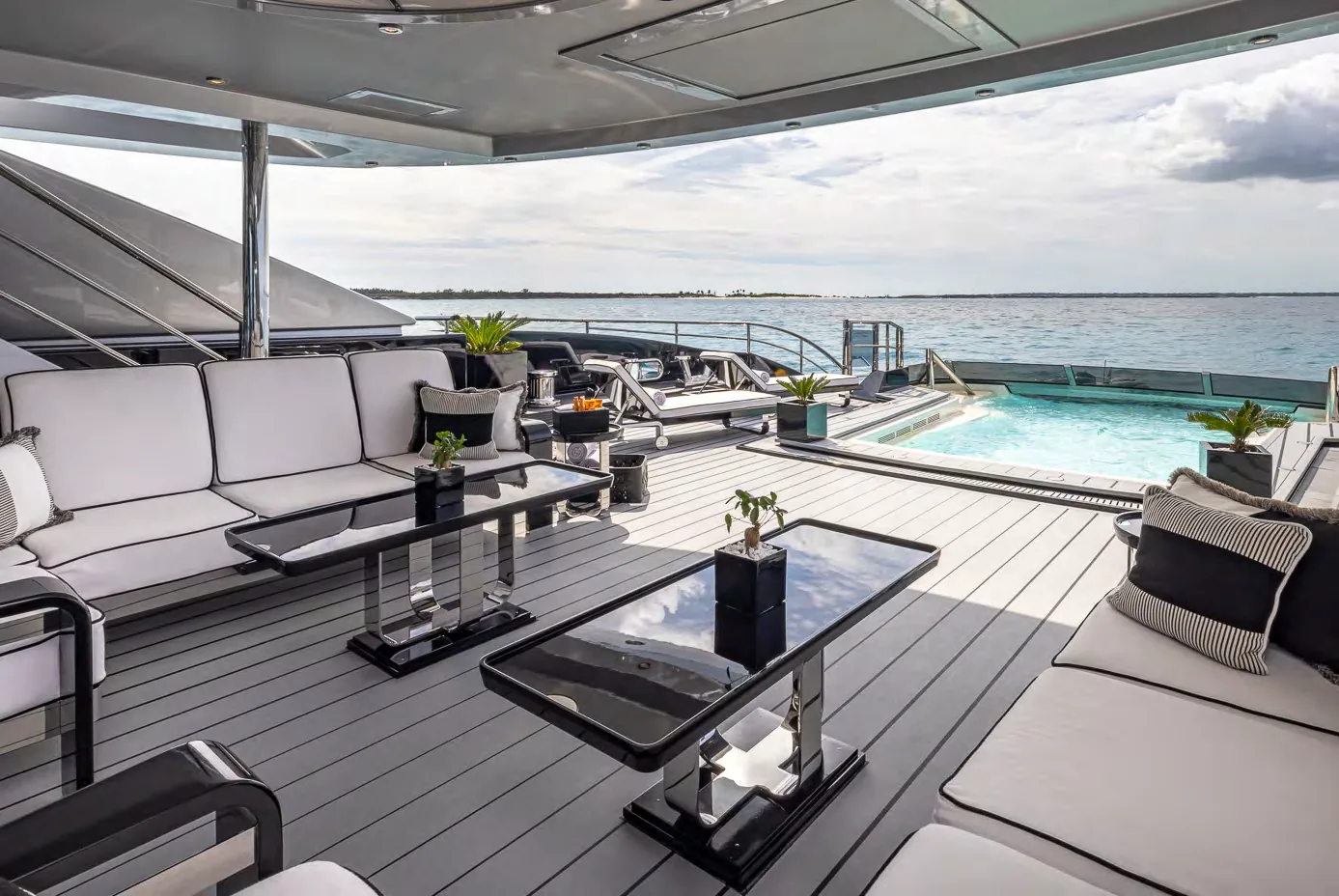 Surfs electriques Flite E-Foil du superyacht OKTO