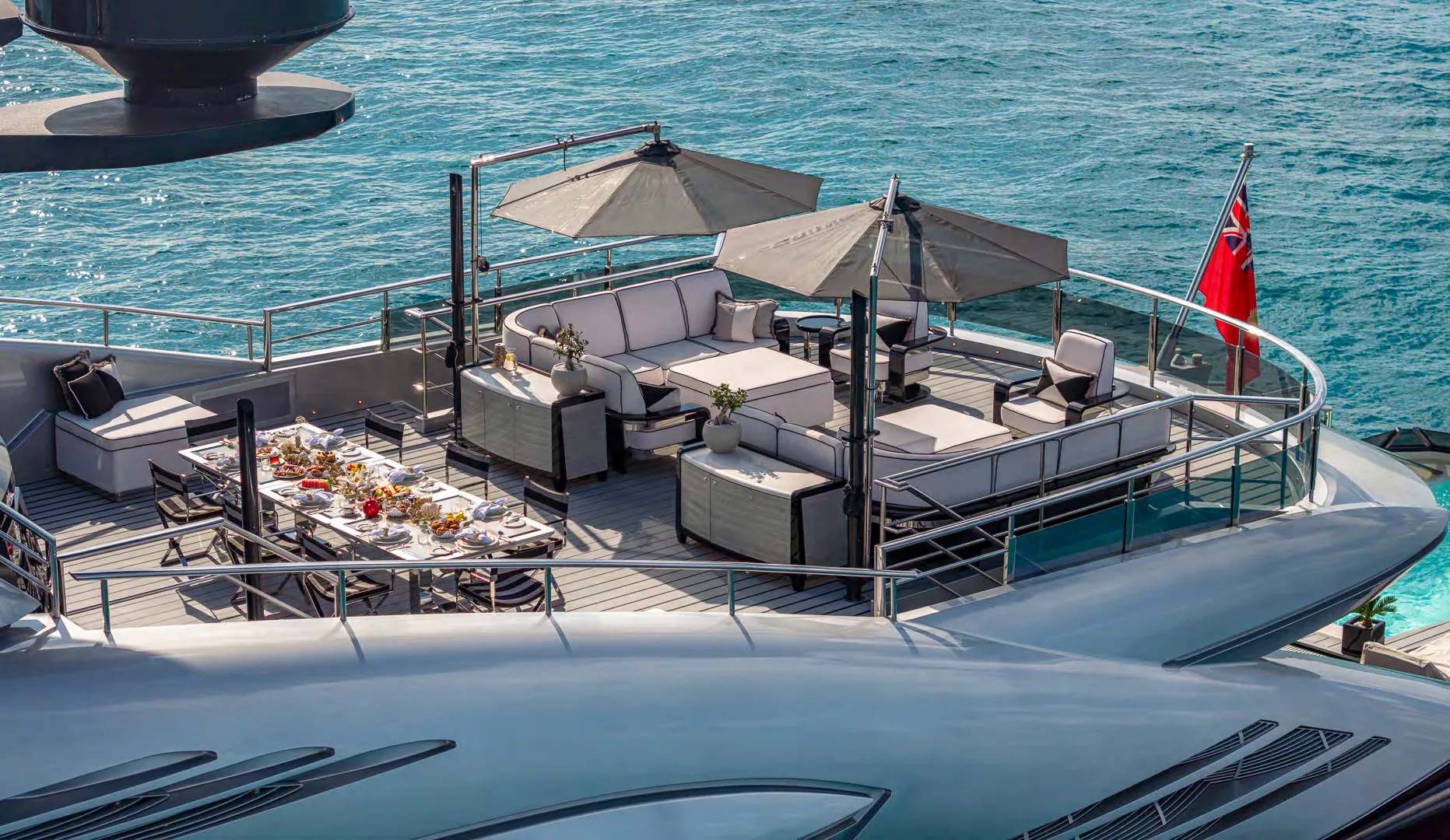 Trampoline gonflable Rebound 16 du yacht OKTO charter Riviera