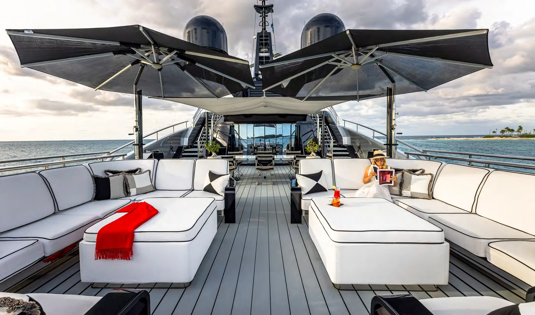 OKTO superyacht au coucher du soleil baie de Cannes