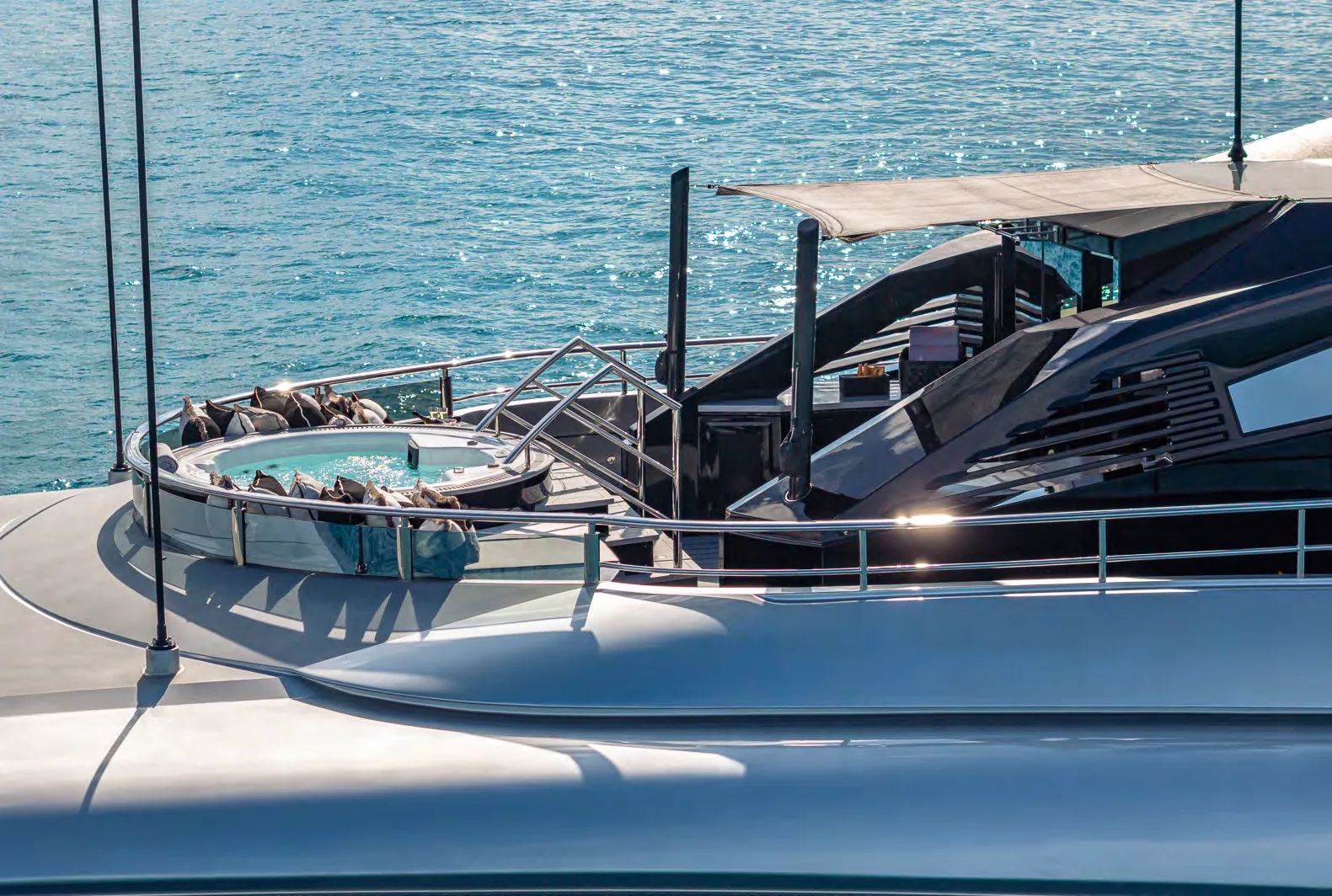 Vue aérienne du yacht OKTO ancre au large des îles de Lérins