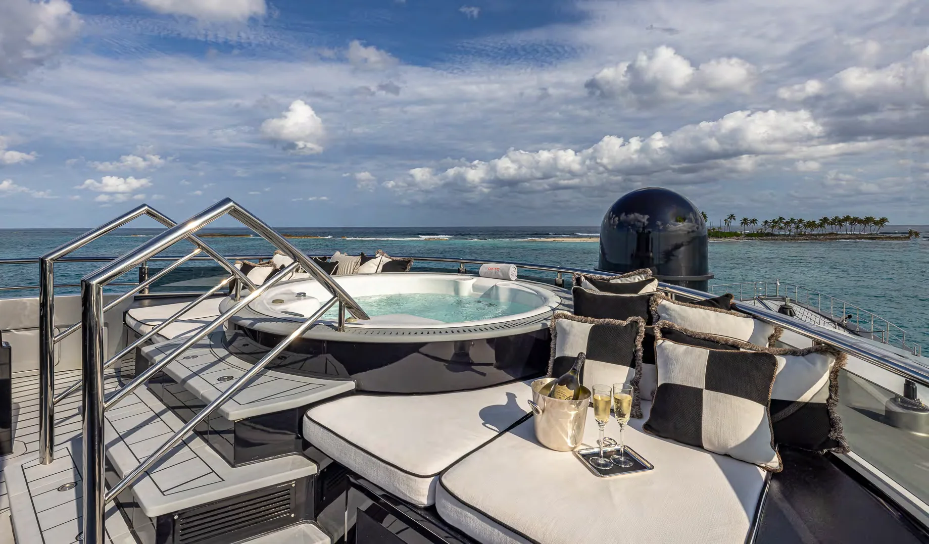 OKTO superyacht sortant du port de Cannes Vieux Port