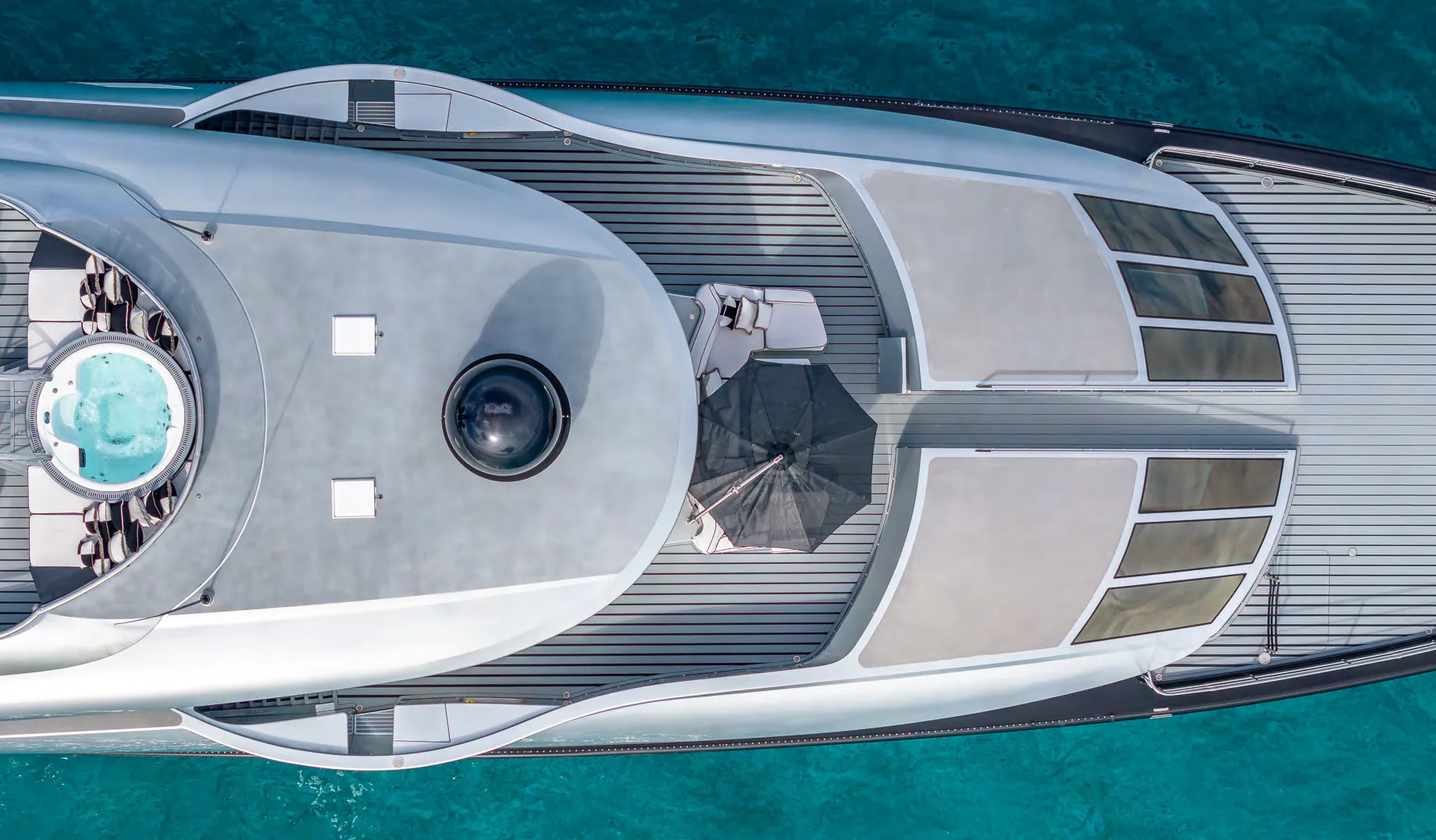 Bar extérieur du pont superieur OKTO superyacht Riviera