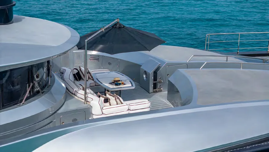 Pont principal et coursive teck du superyacht OKTO ISA 2014