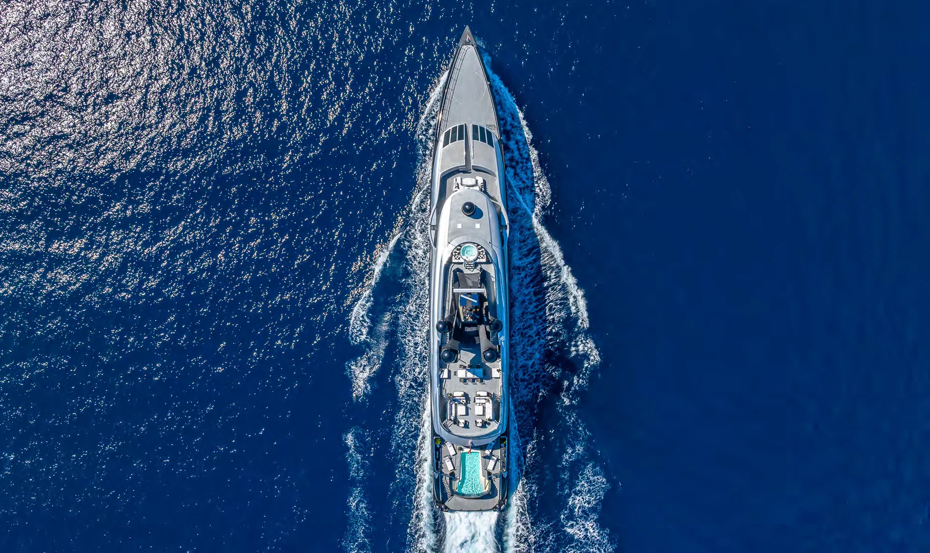 Salon principal et accès direct piscine du yacht OKTO
