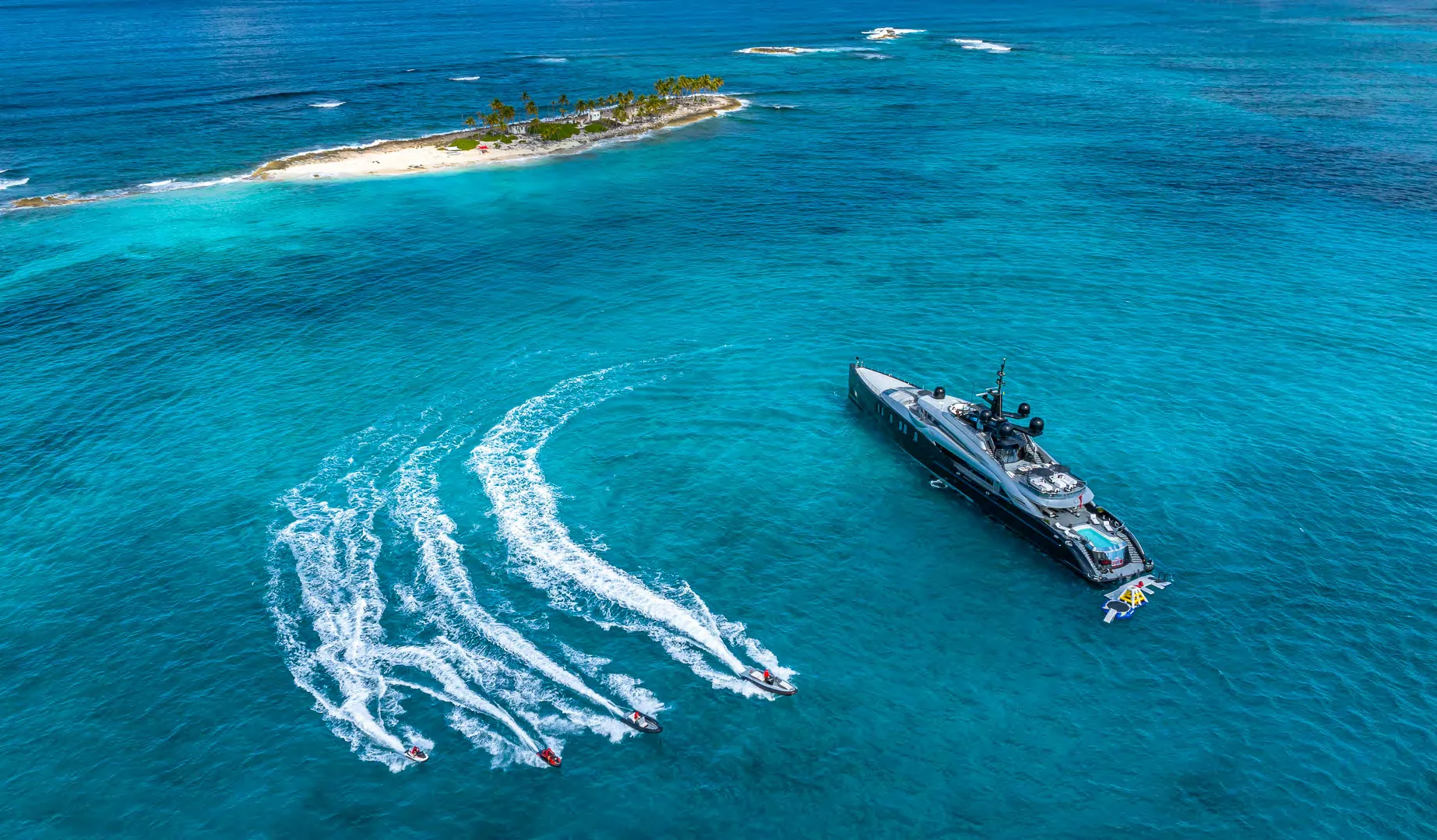 Suite invités avec lit Queen et dressing OKTO yacht charter