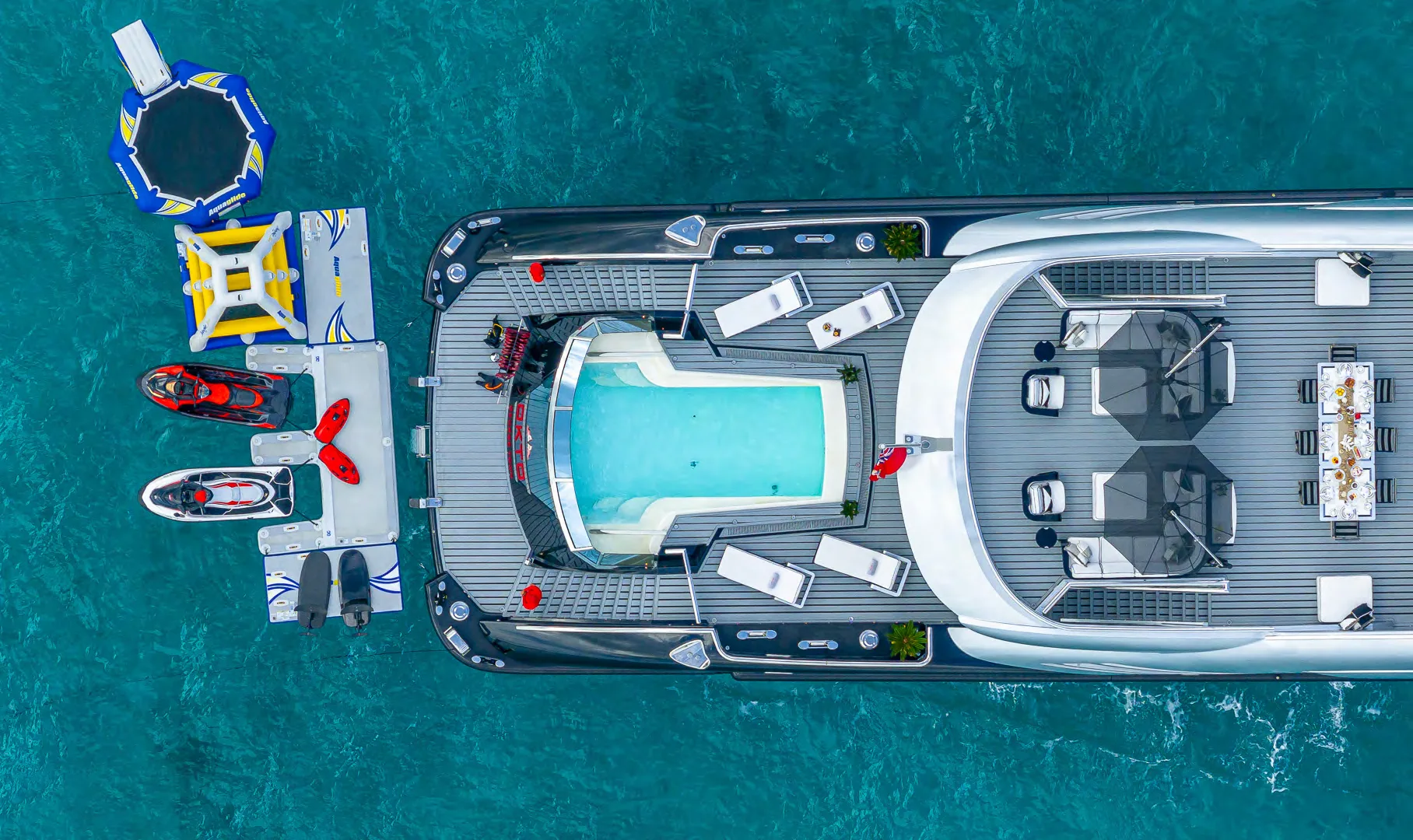 Salle de bain en marbre travertin du yacht OKTO superyacht