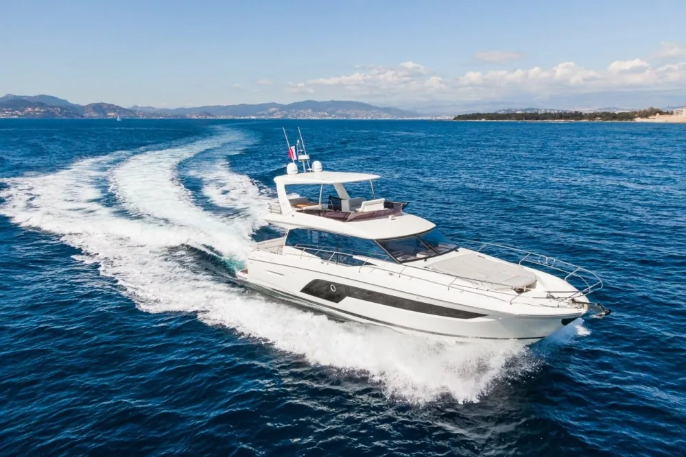 Prestige 590 - Prestige 590 flybridge 2020 for charter from Cannes