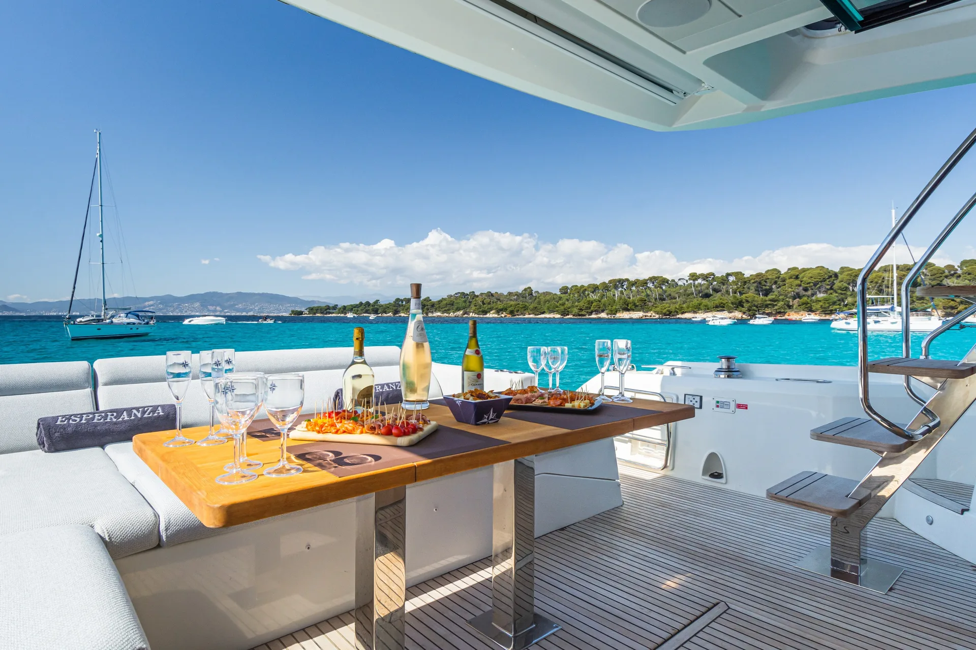 Photo 5 of yacht Prestige 590 - Prestige 590 flybridge 2020