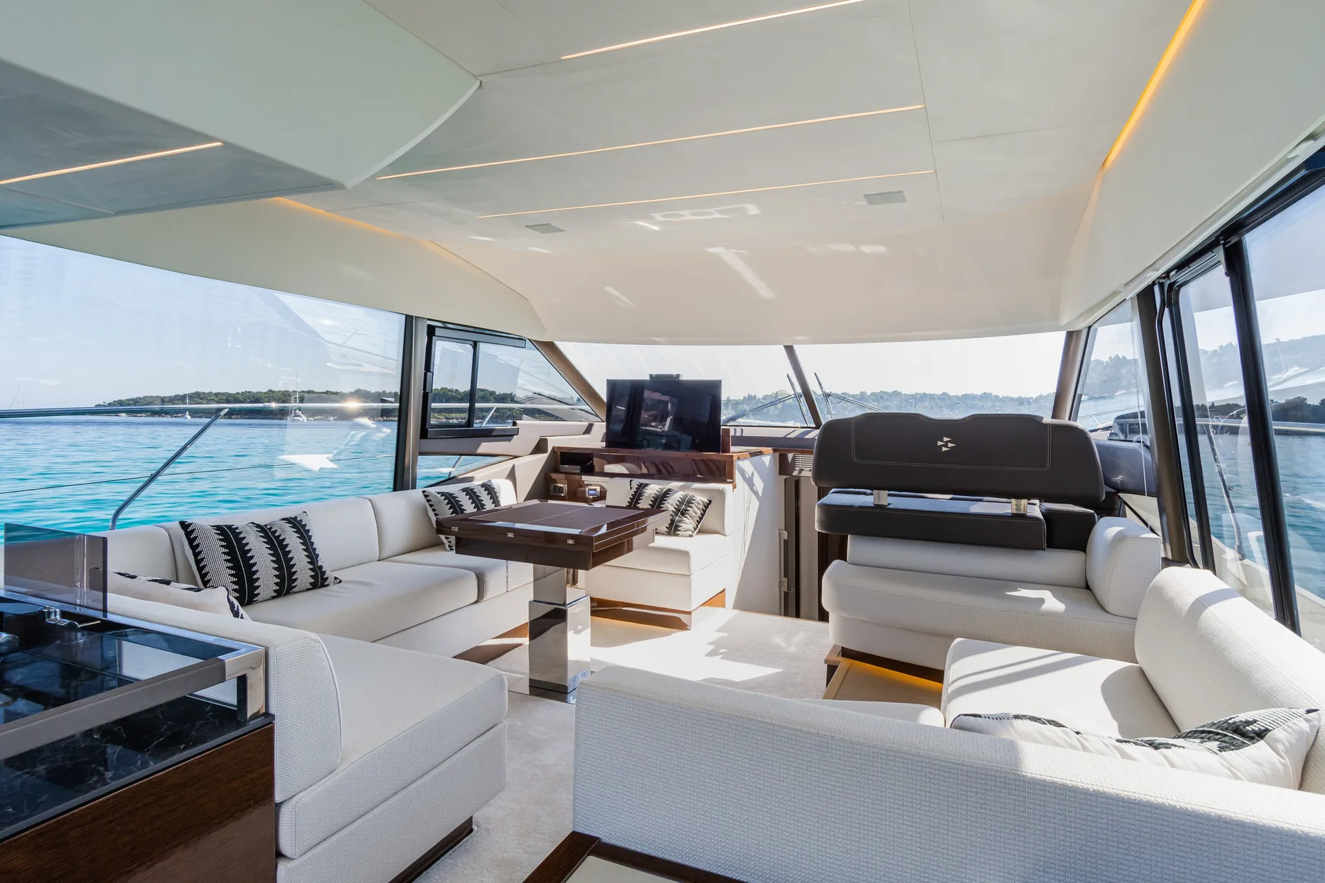 Photo 7 of yacht Prestige 590 - Prestige 590 flybridge 2020