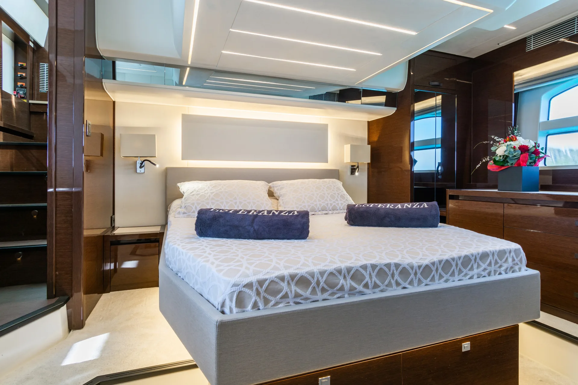 Photo 8 of yacht Prestige 590 - Prestige 590 flybridge 2020
