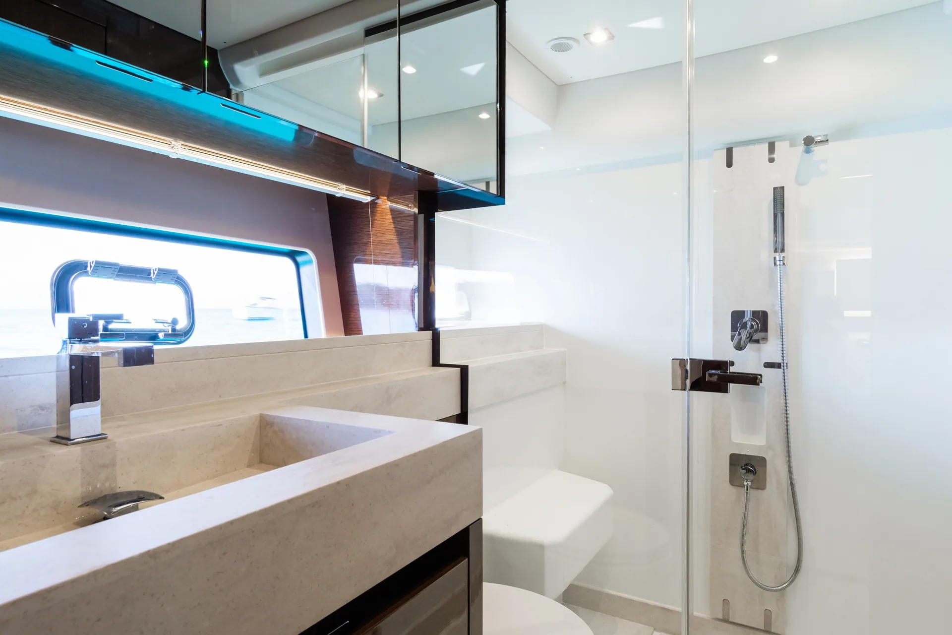 Photo 11 of yacht Prestige 590 - Prestige 590 flybridge 2020